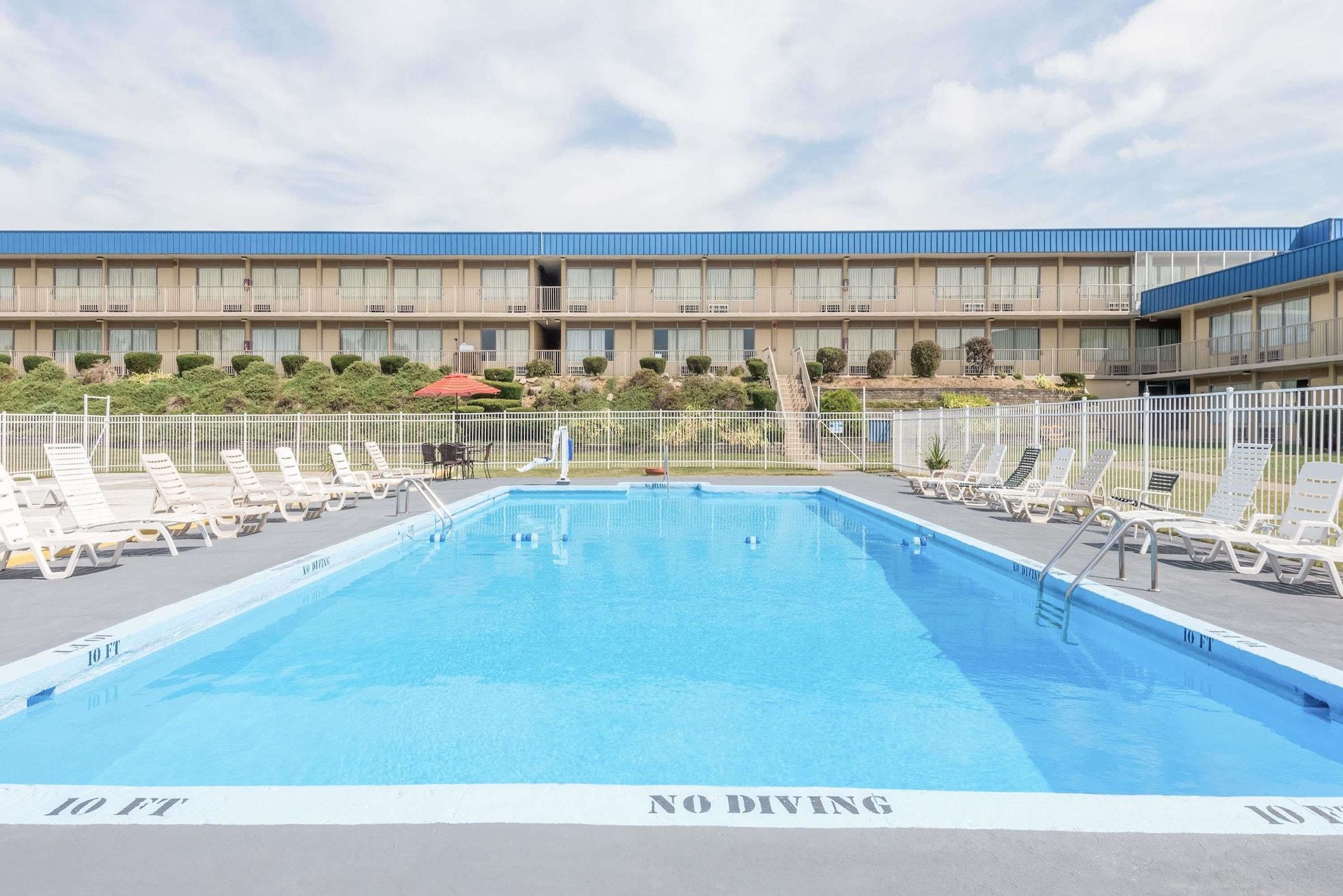 St. Clairsville Days Inn By Wyndham St Clairsville מראה חיצוני תמונה